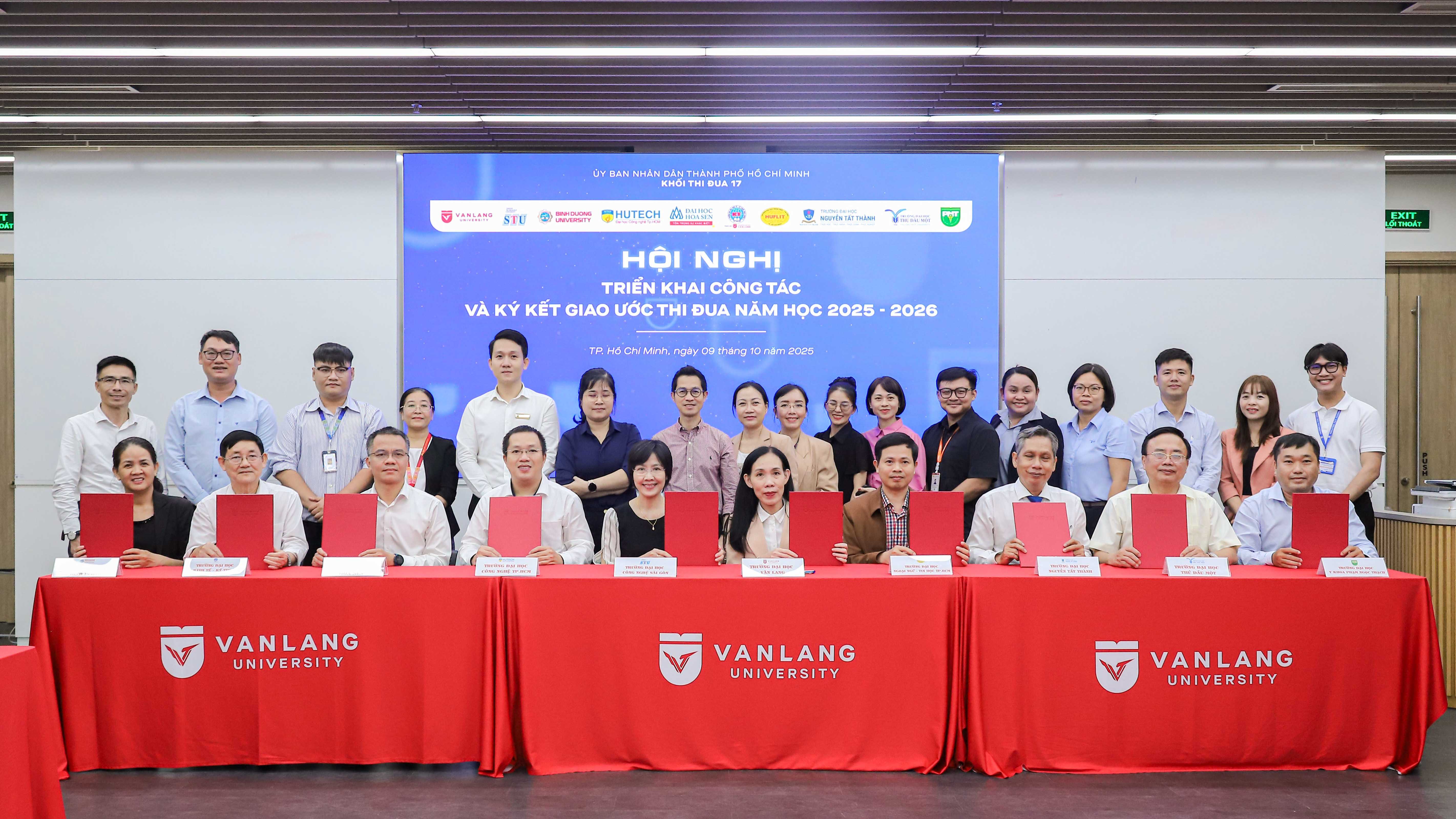 hoi-nghi-trien-khai-cong-tac-va-ky-ket-giao-uoc-thi-dua-nam-hoc-2025-2026-c.jpg
