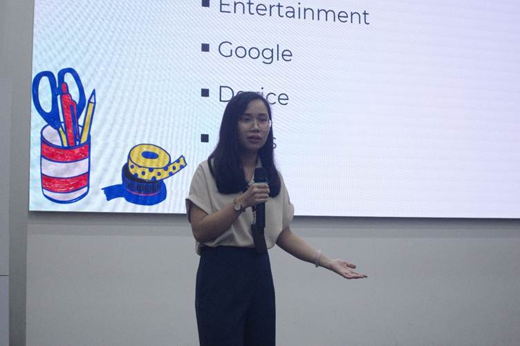 A person standing in front of a large screen
AI-generated content may be incorrect.