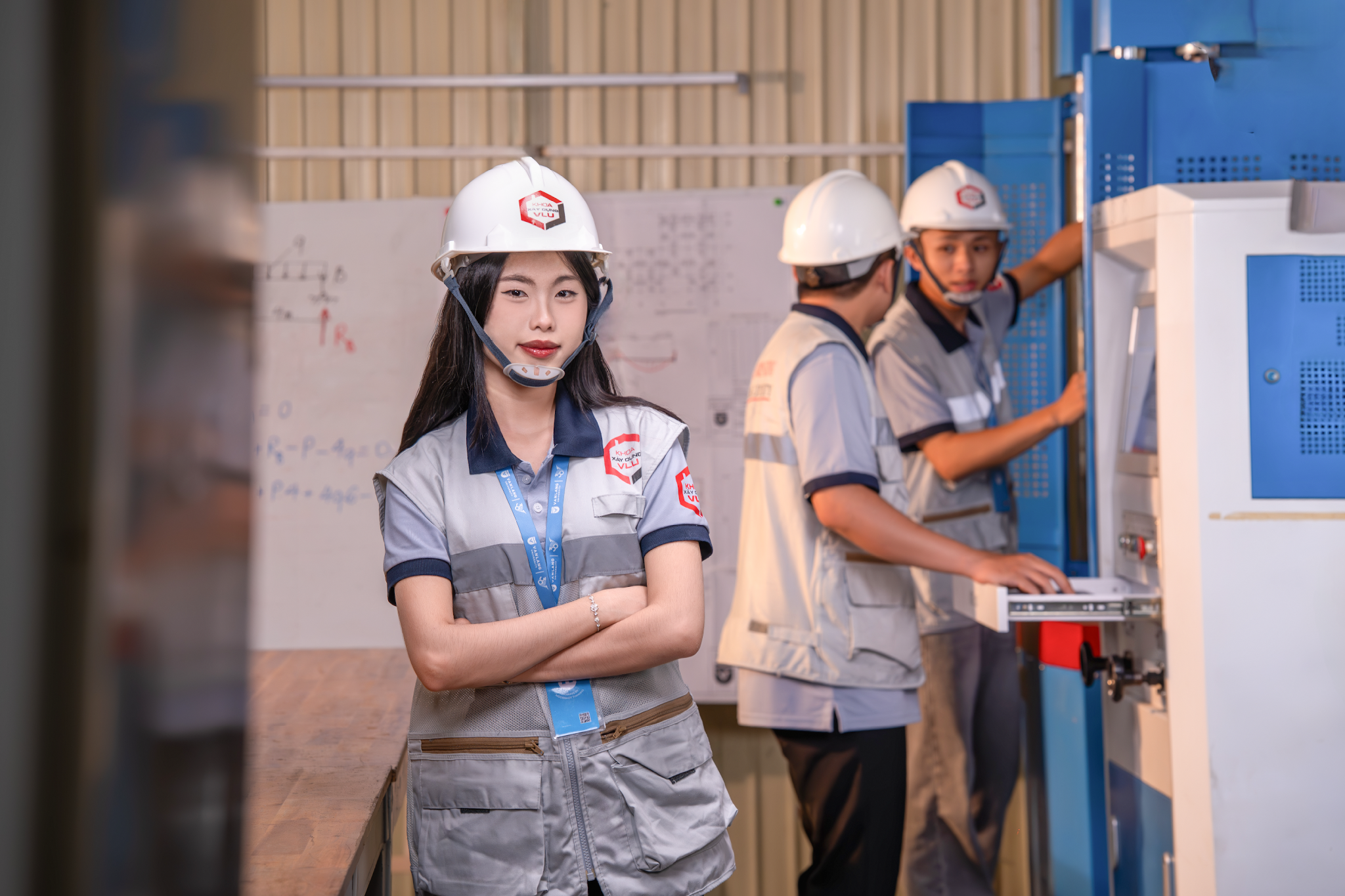 Hình ảnh gợi mở hướng học gắn với thi công, giám sát và kiểm soát chất lượng, giúp sinh viên hiểu cách bản vẽ được triển khai trong thực tế.