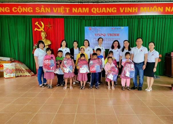 A group of people posing for a photo

AI-generated content may be incorrect.