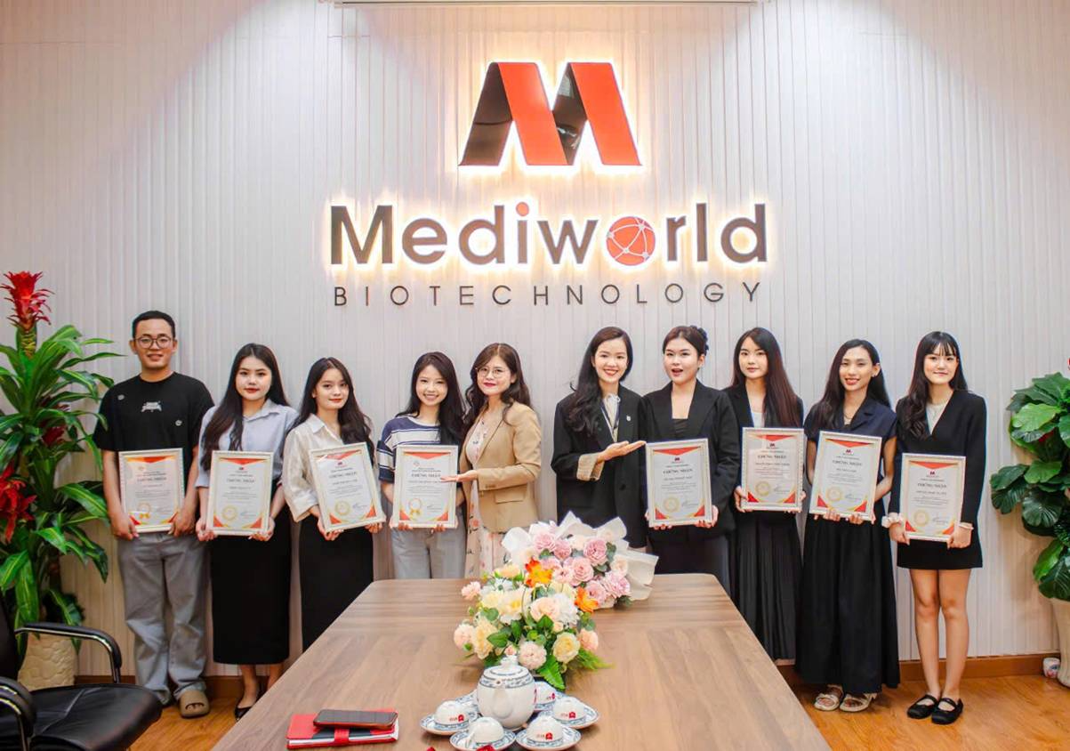 A group of people holding certificates

AI-generated content may be incorrect.