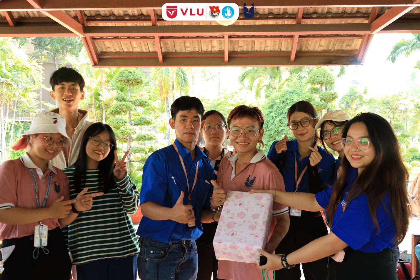 A group of people posing for a photo

Description automatically generated