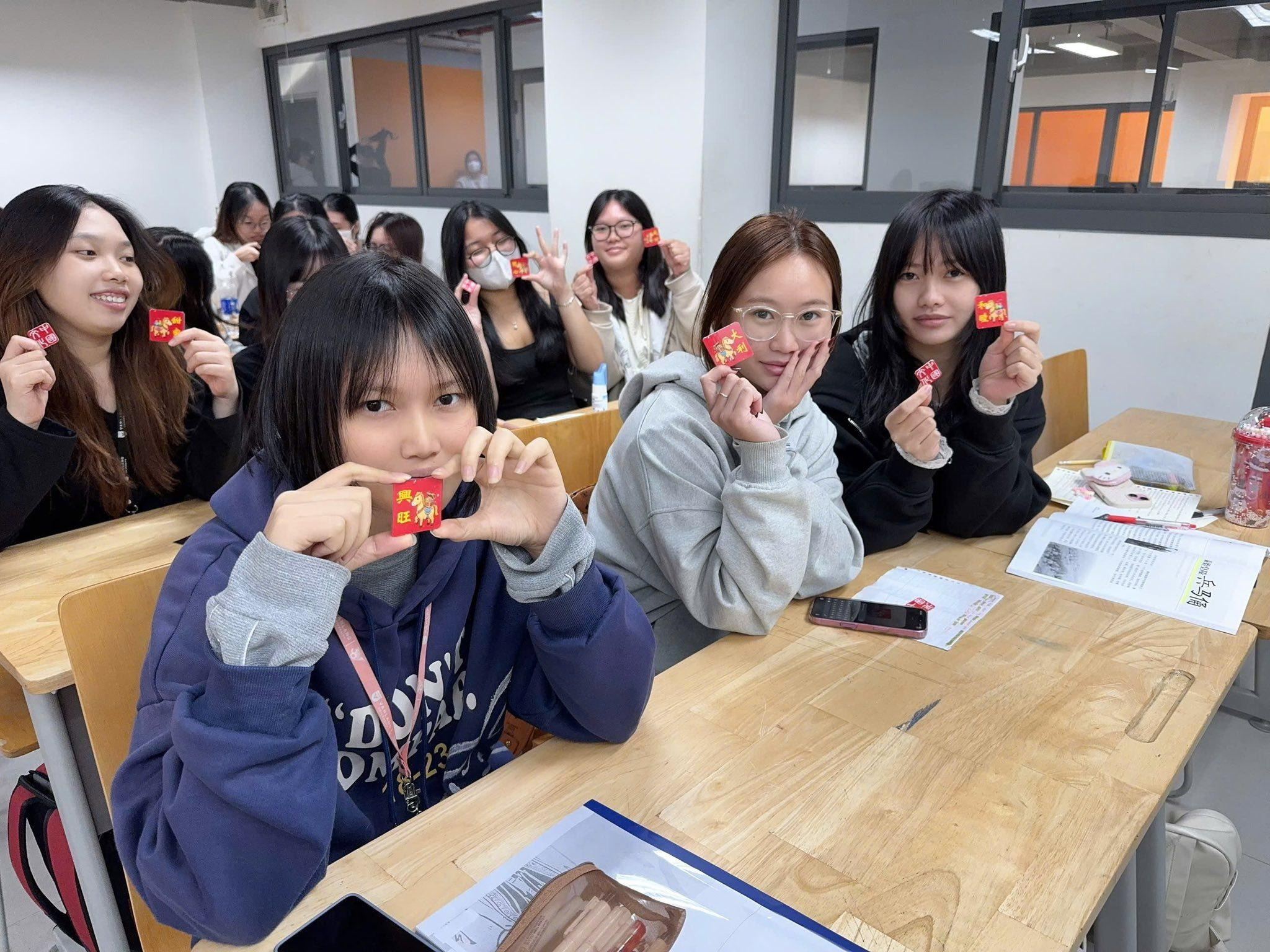 Có thể là hình ảnh về một hoặc nhiều người, mọi người đang học và văn bản