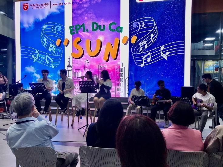 D:\Hoai Phuong\Downloads\Sinh viên thanh nhạc biểu diễn phục vụ cộng đồng.jpg