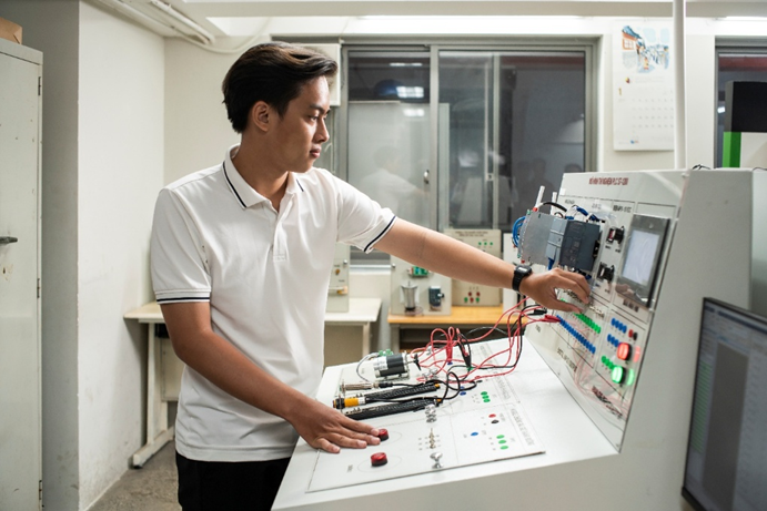 A person working on a machine

AI-generated content may be incorrect.