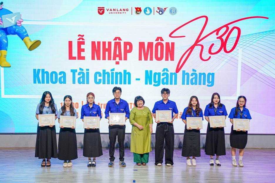 Có thể là hình ảnh về 9 người và văn bản