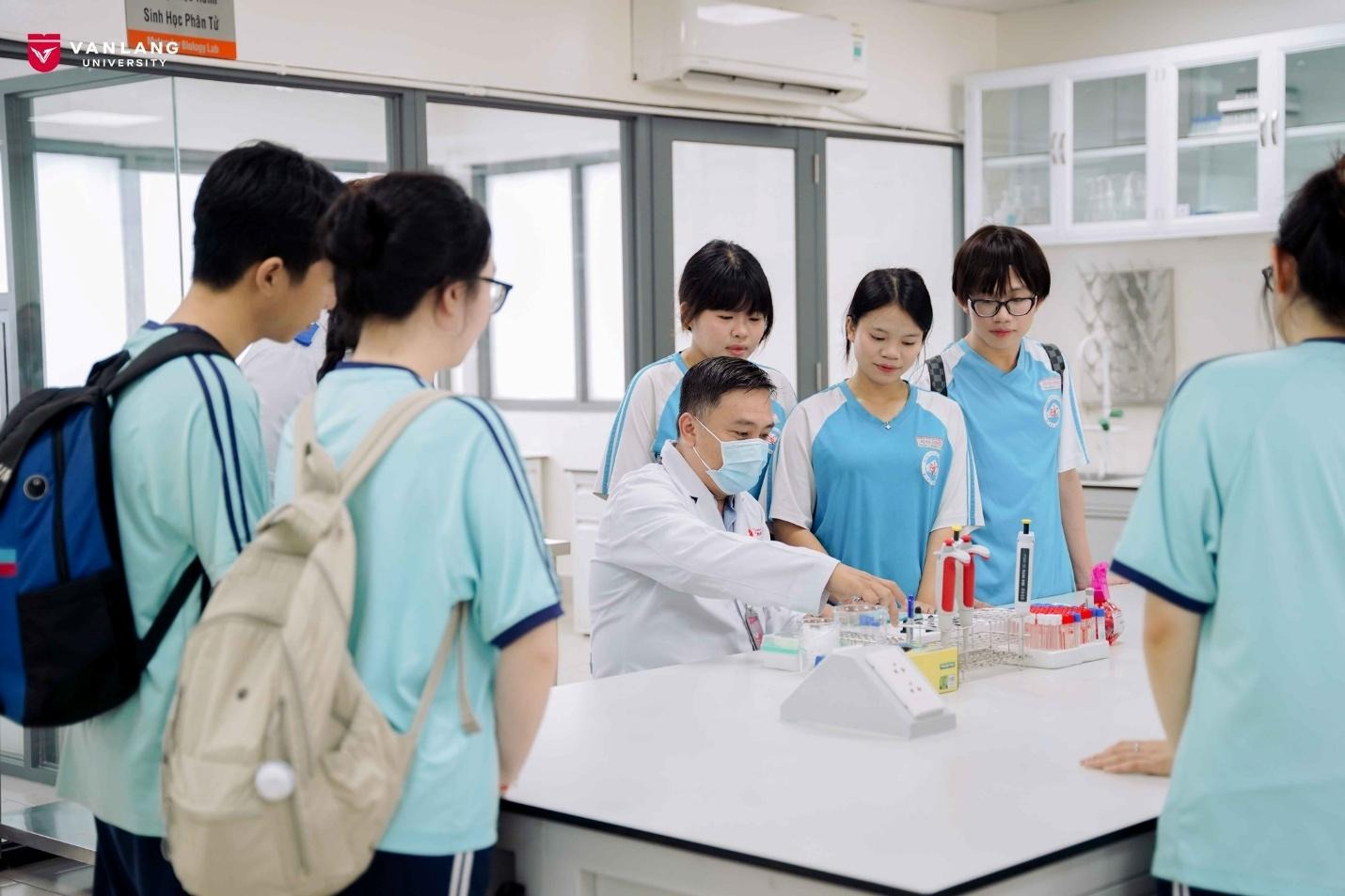 Có thể là hình ảnh về một hoặc nhiều người, mọi người đang học, bệnh viện và văn bản cho biết 'SinhHp:PhanTi Sinh PiảaTi VAN LANG VANLANGL VANLANG 있니 UNIVERSITY'