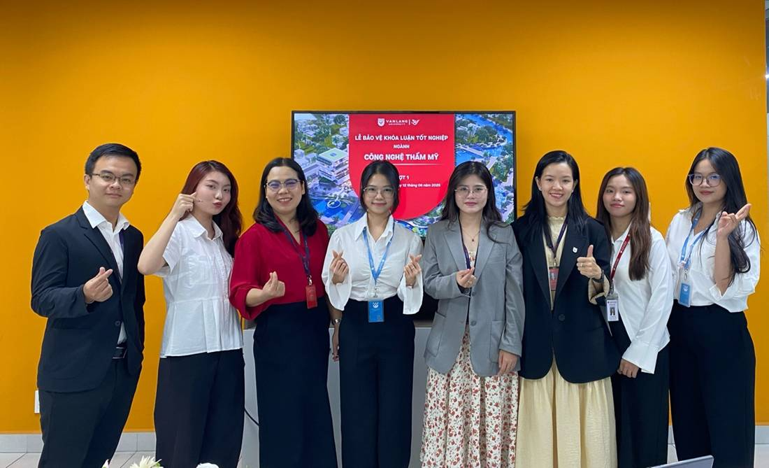 A group of people posing for a photo

AI-generated content may be incorrect.