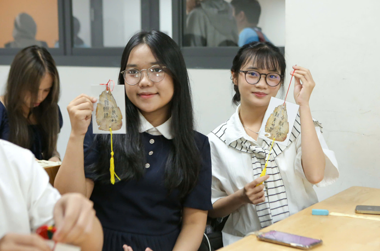 Two girls holding up a tag
AI-generated content may be incorrect.