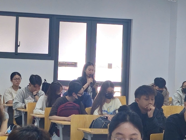 A group of people in a classroom

AI-generated content may be incorrect.