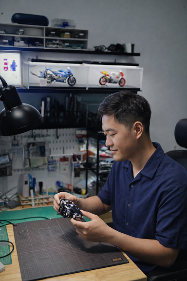Chàng trai bên góc làm việc