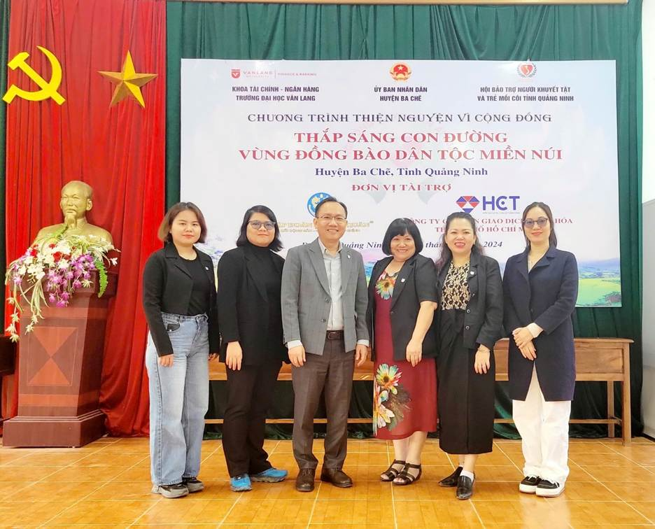 Có thể là hình ảnh về 6 người, cái bục và văn bản