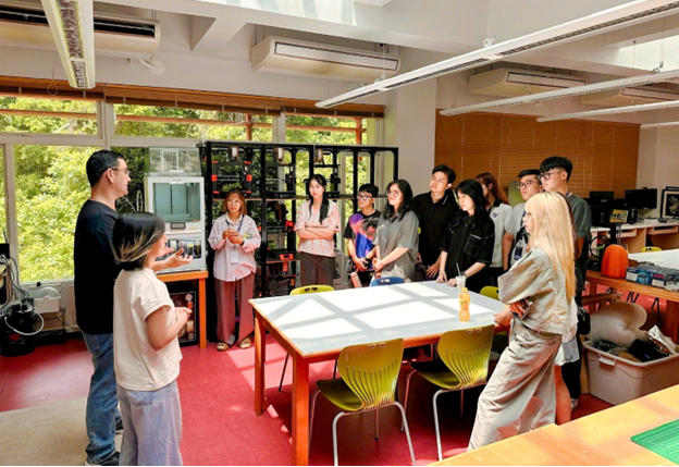 Có thể là hình ảnh về 9 người