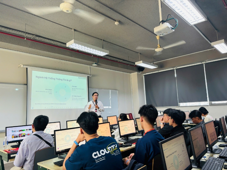 A group of people in a classroom

AI-generated content may be incorrect.