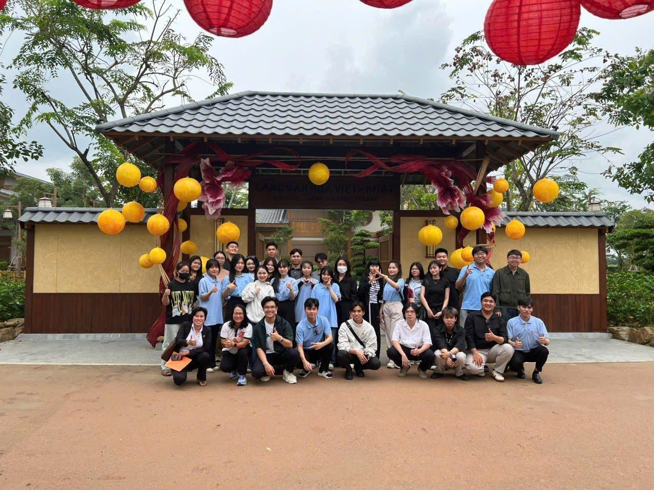 Có thể là hình ảnh về một hoặc nhiều người