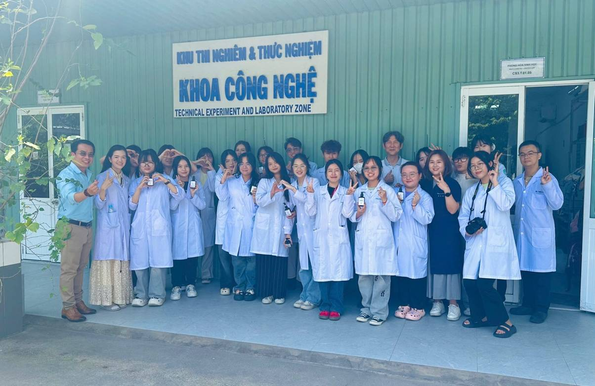 A group of people in lab coats

AI-generated content may be incorrect.