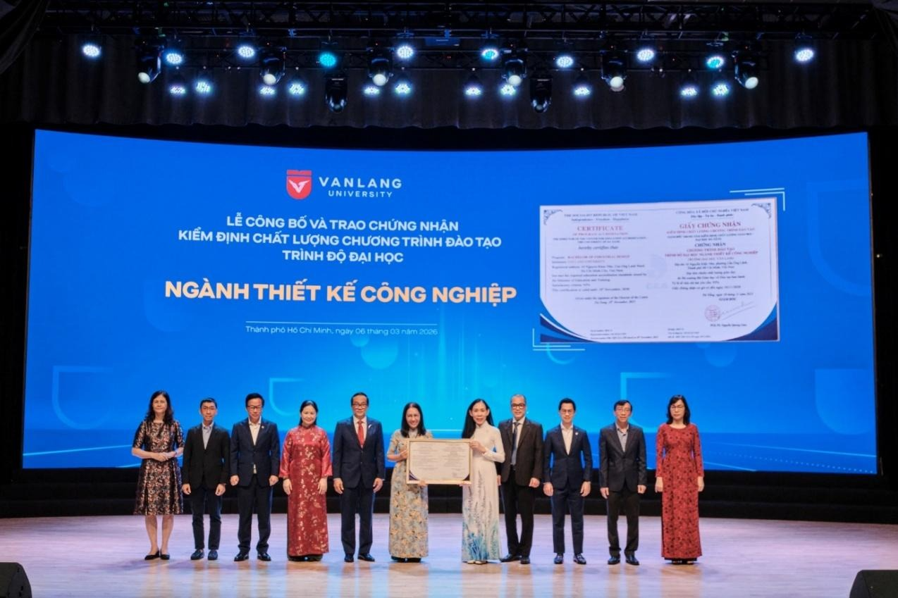 Có thể là hình ảnh về một hoặc nhiều người và văn bản cho biết 'Gos VANLANG UNIVERSITY LỄ CÔNG Bό VÀ TRAO CHỨNG NHẬN KIỂM ĐỊNH CHẤT LƯỢNG CHƯƠNG TRINH ĐÀO TẠO TRÌNH ĐỘ ĐẠI HỌC GYCHIONG NIEAS NIAN NGÀNH THIẾT KẾ CÔNG NGHIỆP Thành phố ChiMnh. ngay Thàng MARIMGN 2026 FISTND'