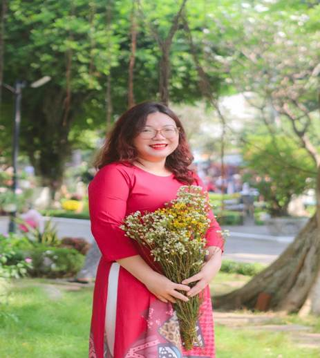 A person holding flowers in her hands

AI-generated content may be incorrect.