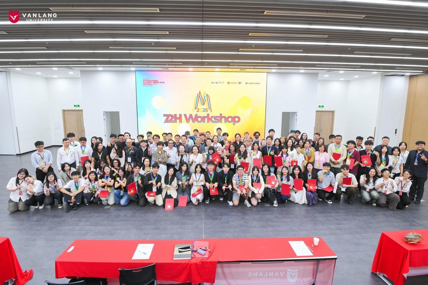 Có thể là hình ảnh về 2 người và văn bản
