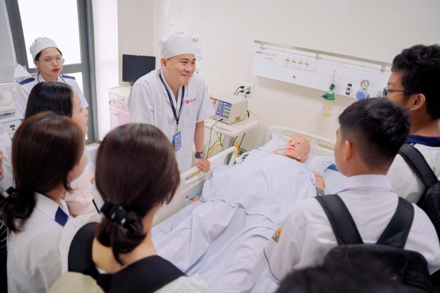 Có thể là hình ảnh về một hoặc nhiều người và bệnh viện