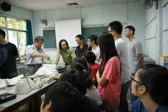 Chỉnh sửa ảnh lớp học cho đẹp hơn, loại bỏ toàn bộ chữ và timestamp, giữ lại khung cảnh sinh viên và giảng viên đang thực hành, ánh sáng tự nhiên, màu sắc hài hòa, phong cách ảnh thực tế