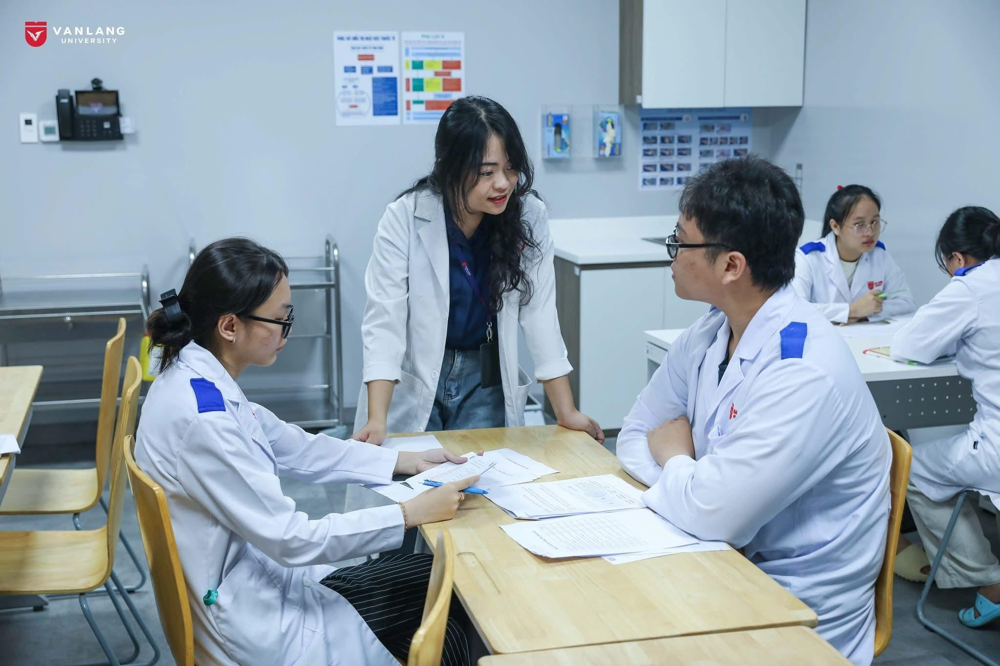 Có thể là hình ảnh về một hoặc nhiều người, mọi người đang học, bệnh viện và văn bản