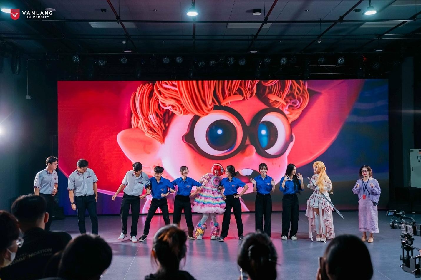 Có thể là hình ảnh về văn bản cho biết 'VANLANG UNIVERSITY UKWAY OO'
