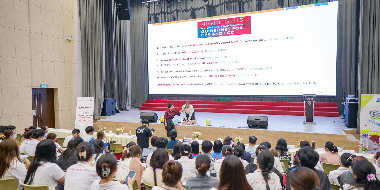 khoa-dieu-duong-to-chuc-tap-huan,-trang-bi-ky-nang-hoi-suc-tim-phoi-b.jpg