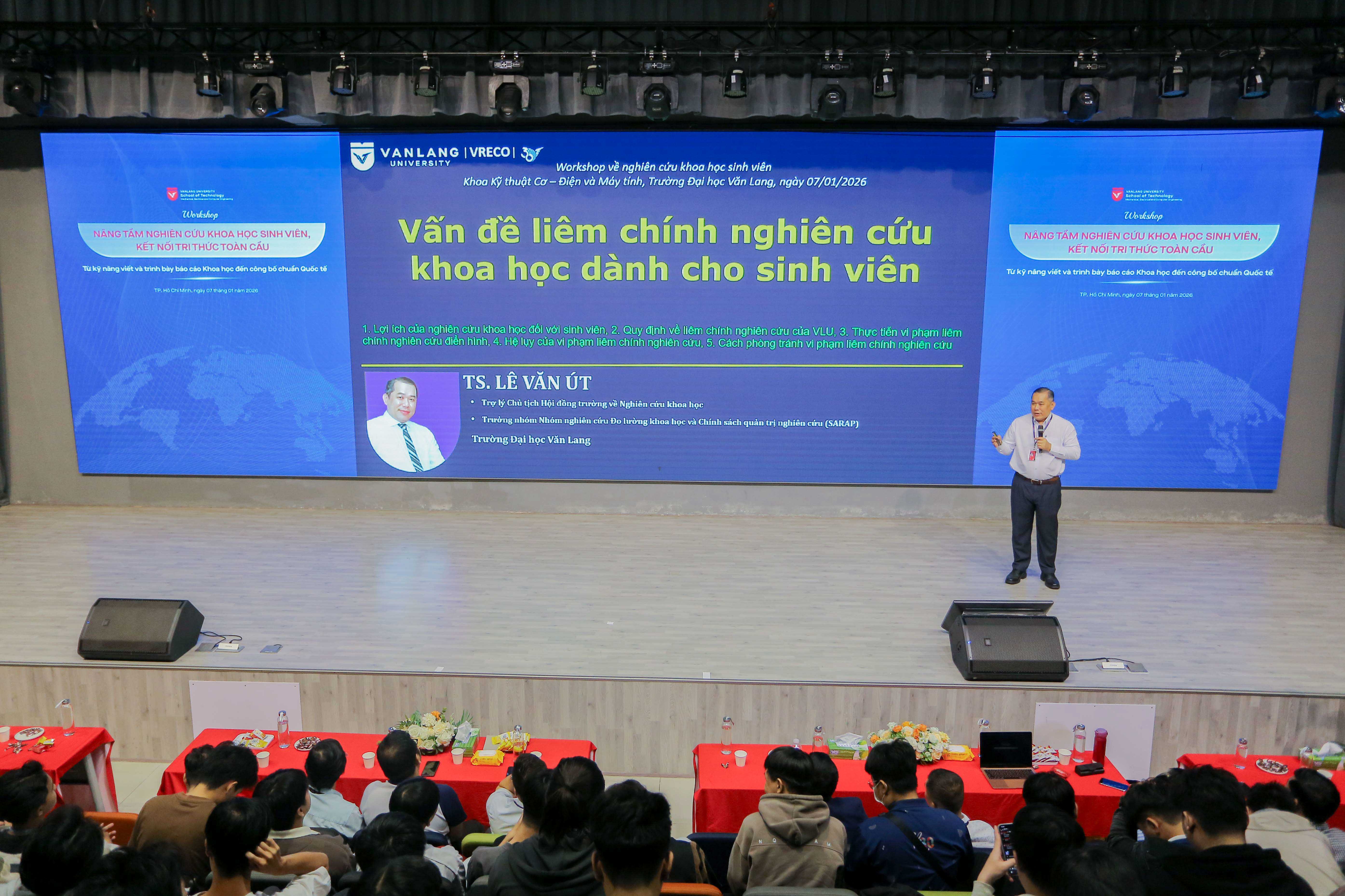 khoa-ky-thuat-co-dien-va-may-tinh-trang-bi-ky-nang-nghien-cuu-khoa-hoc-va-cong-bo-quoc-te-cho-sv-c.jpg