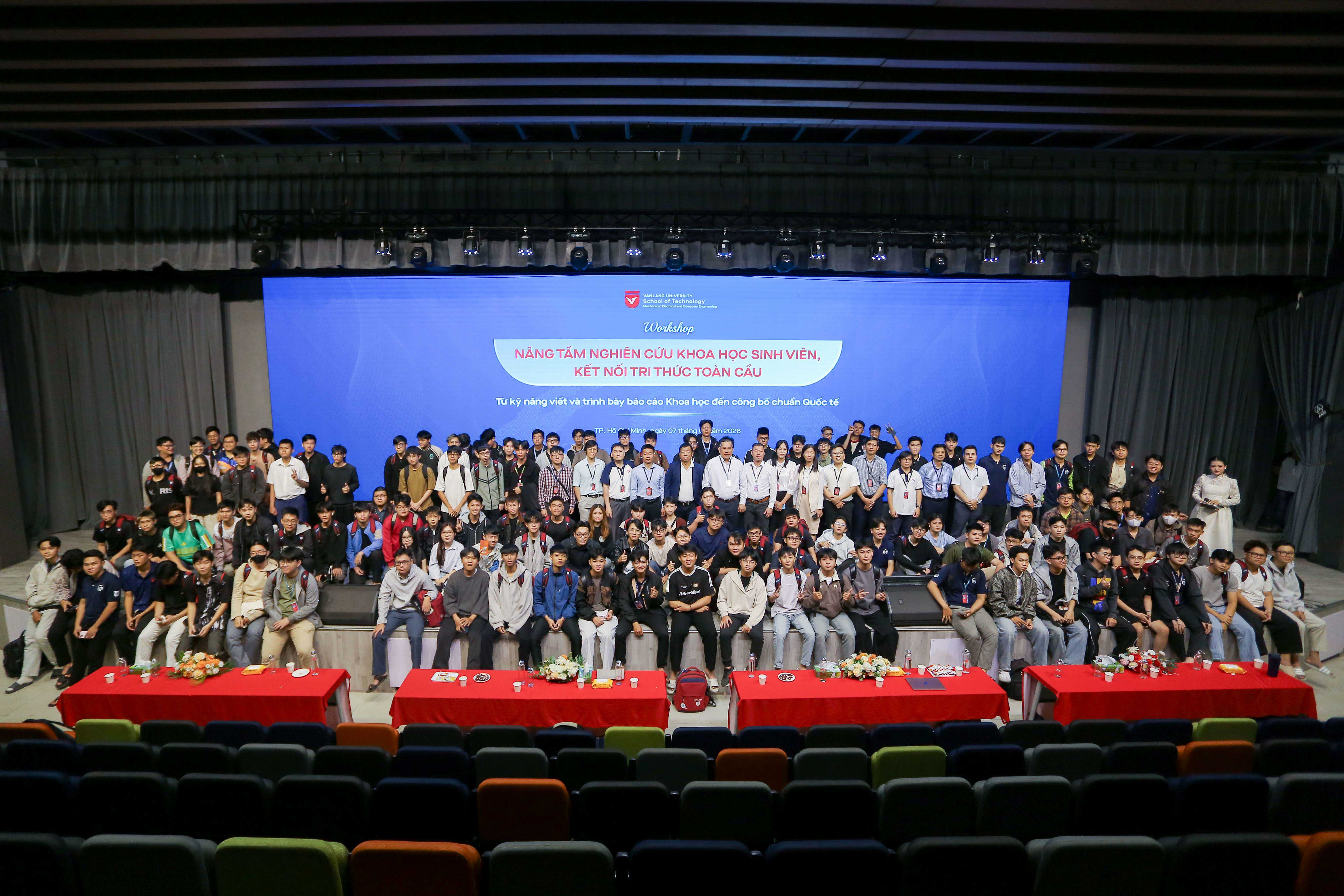 khoa-ky-thuat-co-dien-va-may-tinh-trang-bi-ky-nang-nghien-cuu-khoa-hoc-va-cong-bo-quoc-te-cho-sv-d.jpg