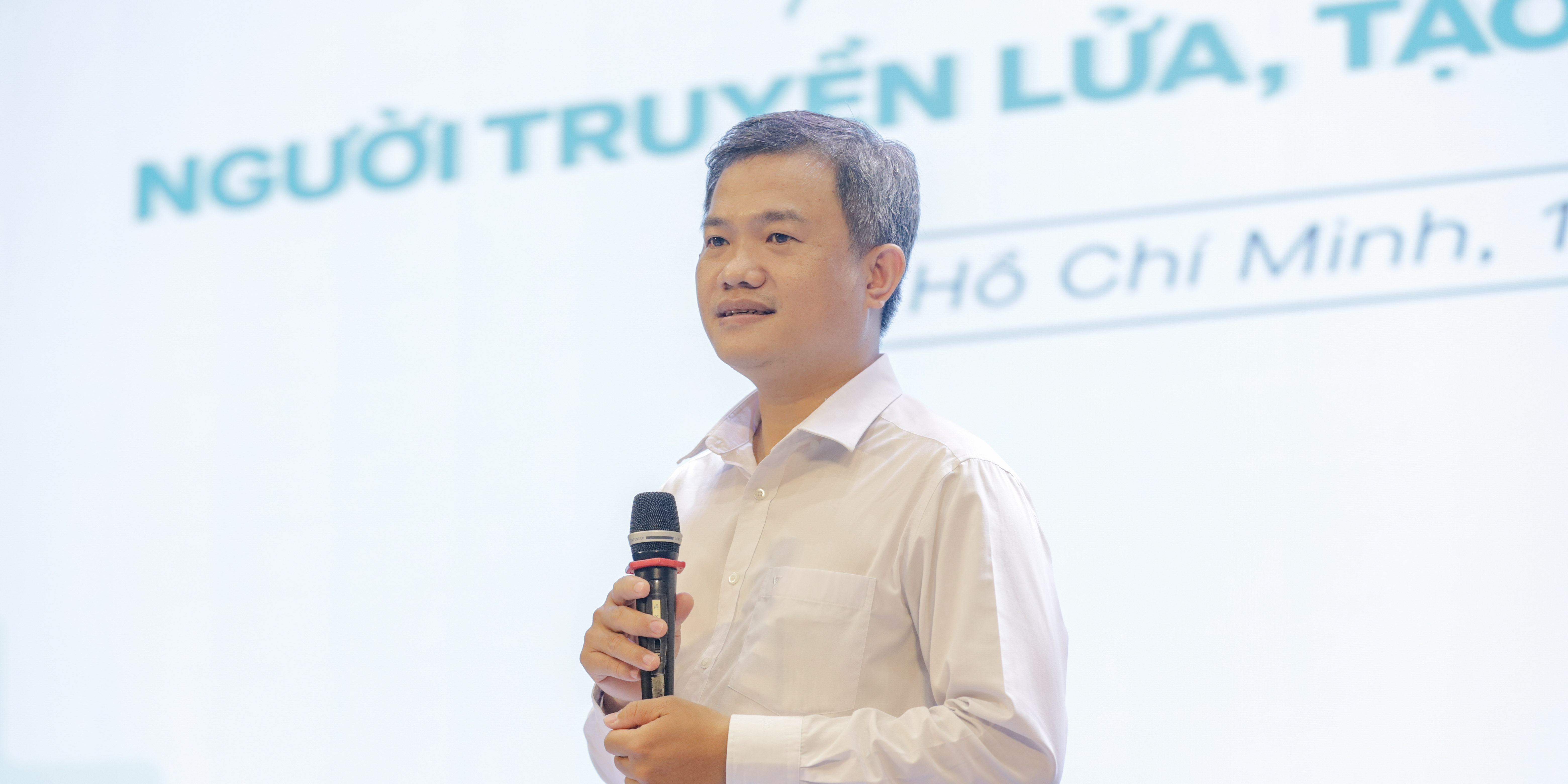 khoa-ky-thuat-y-hoc-to-chuc-le-khoac-ao-blouse-trang-va-tri-an-thay-co-nguoi-truyen-lua-tao-dung-tuong-lai-a.jpg