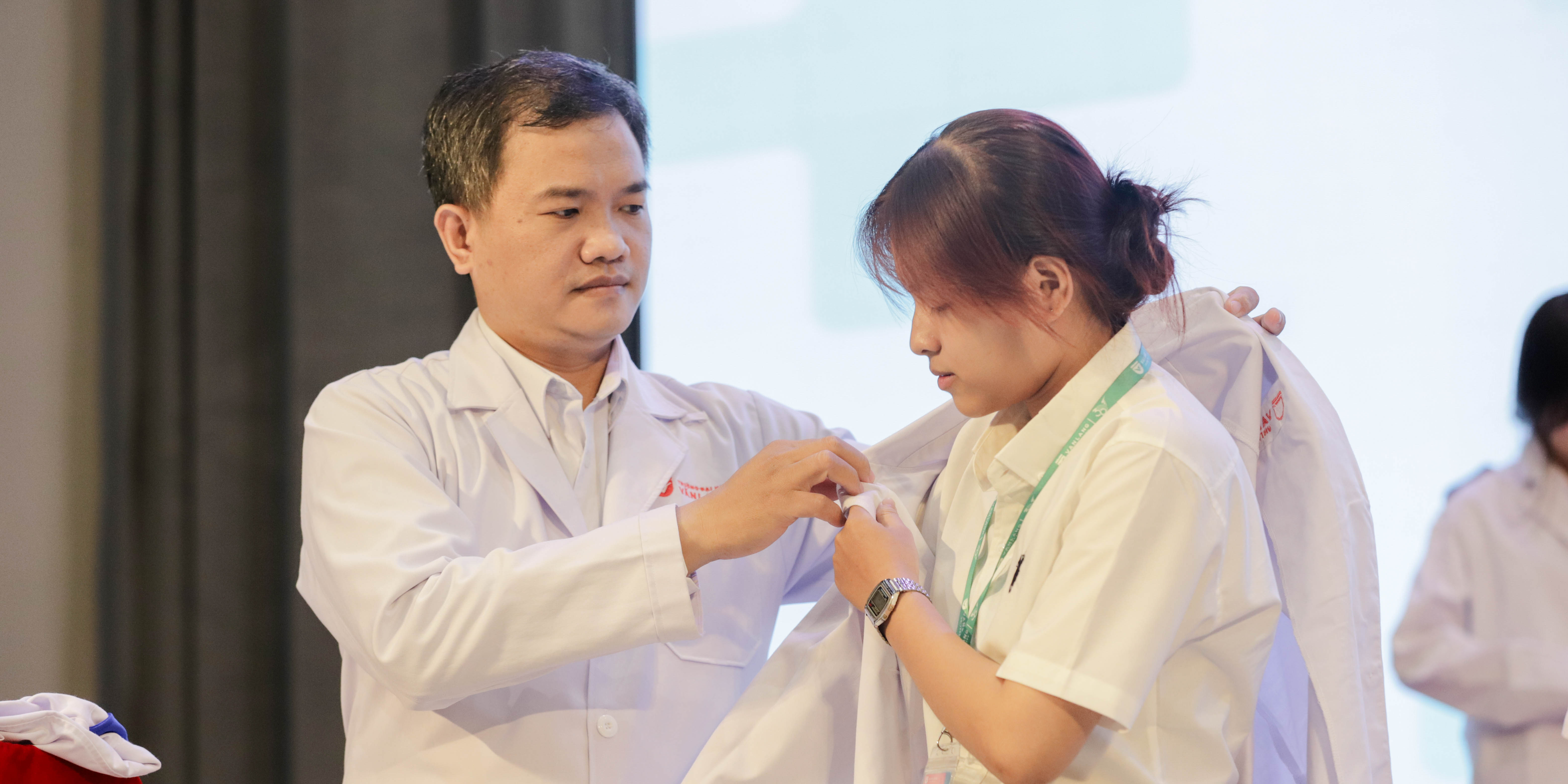 khoa-ky-thuat-y-hoc-to-chuc-le-khoac-ao-blouse-trang-va-tri-an-thay-co-nguoi-truyen-lua-tao-dung-tuong-lai-d.jpg
