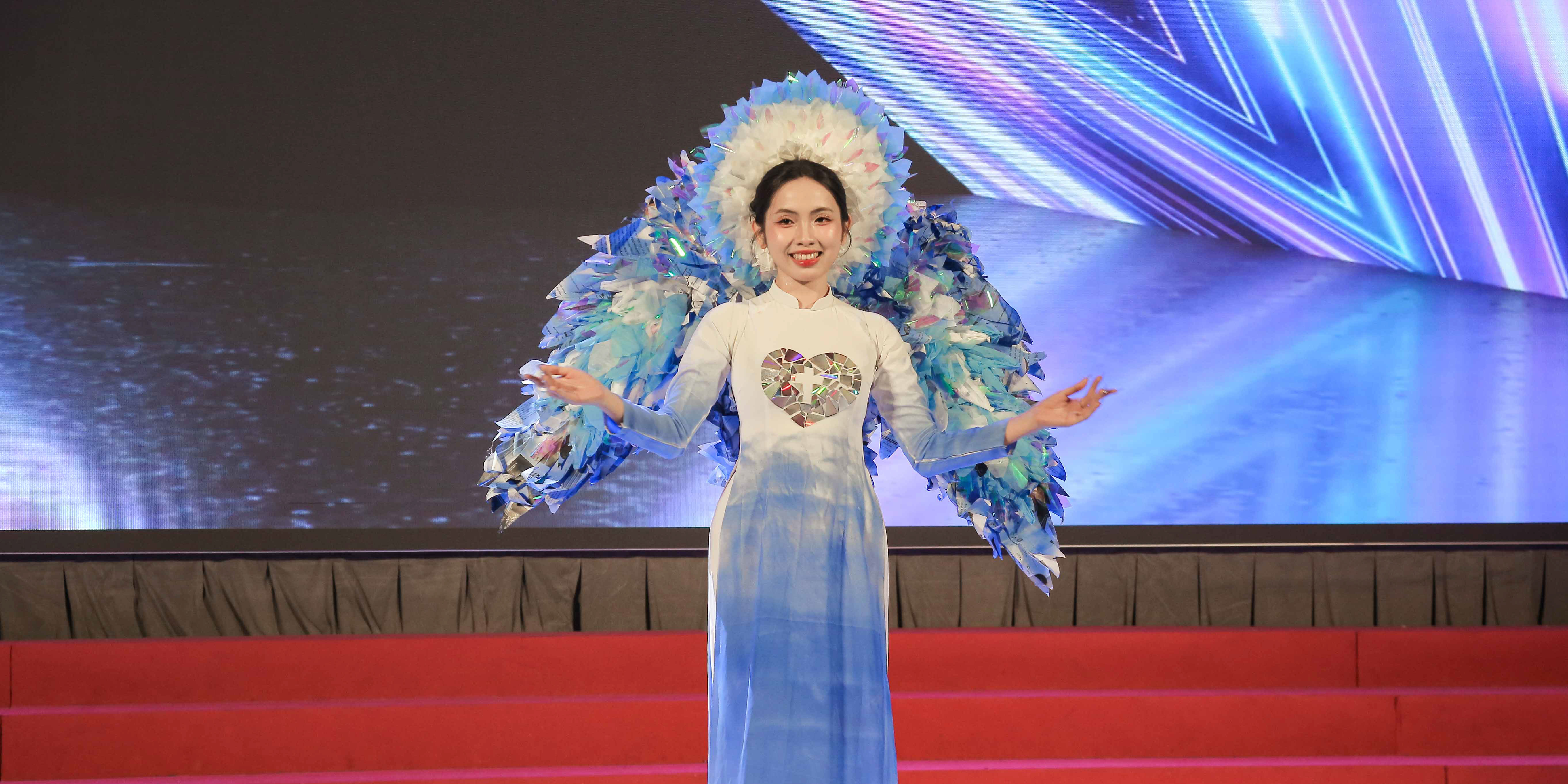 khoa-ky-thuat-y-hoc-to-chuc-le-khoac-ao-blouse-trang-va-tri-an-thay-co-nguoi-truyen-lua-tao-dung-tuong-lai-g.jpg
