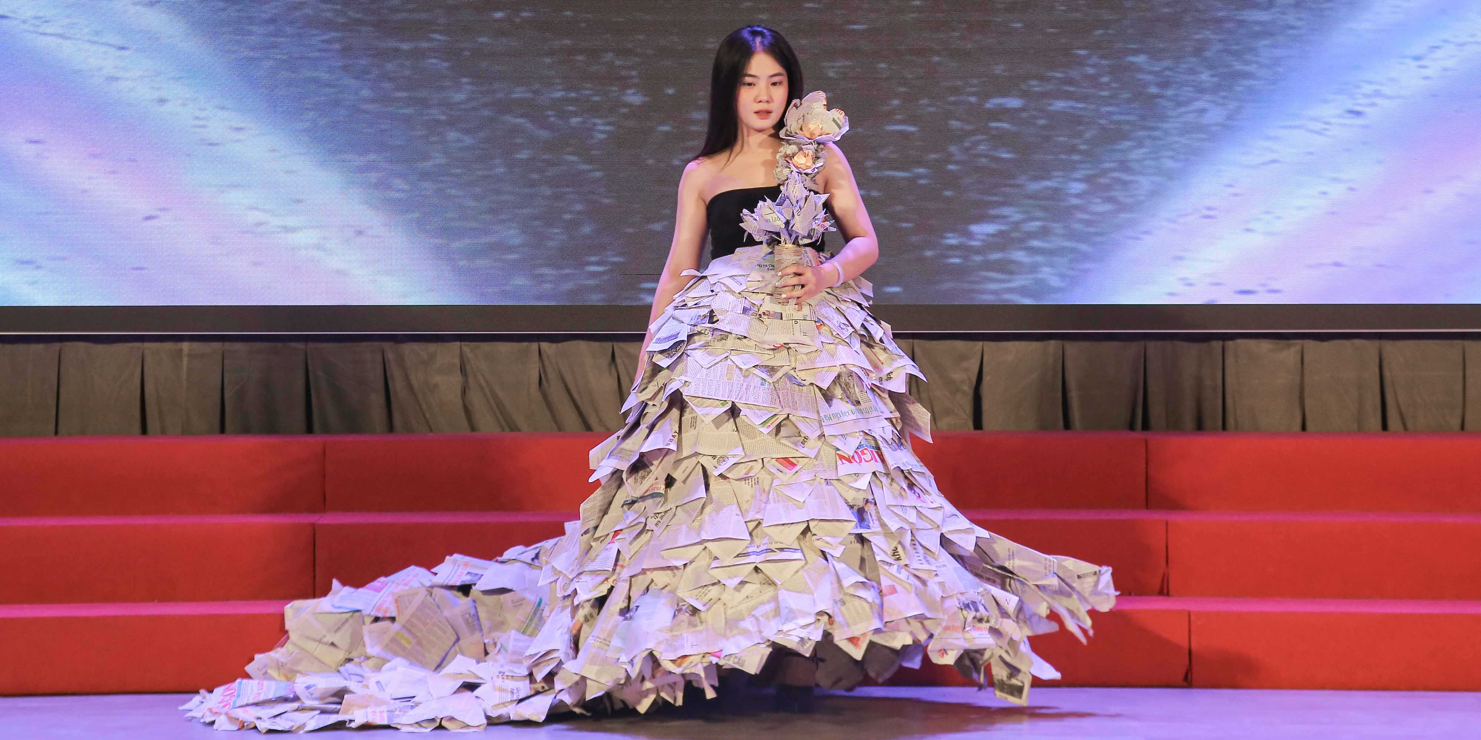 khoa-ky-thuat-y-hoc-to-chuc-le-khoac-ao-blouse-trang-va-tri-an-thay-co-nguoi-truyen-lua-tao-dung-tuong-lai-h.jpg