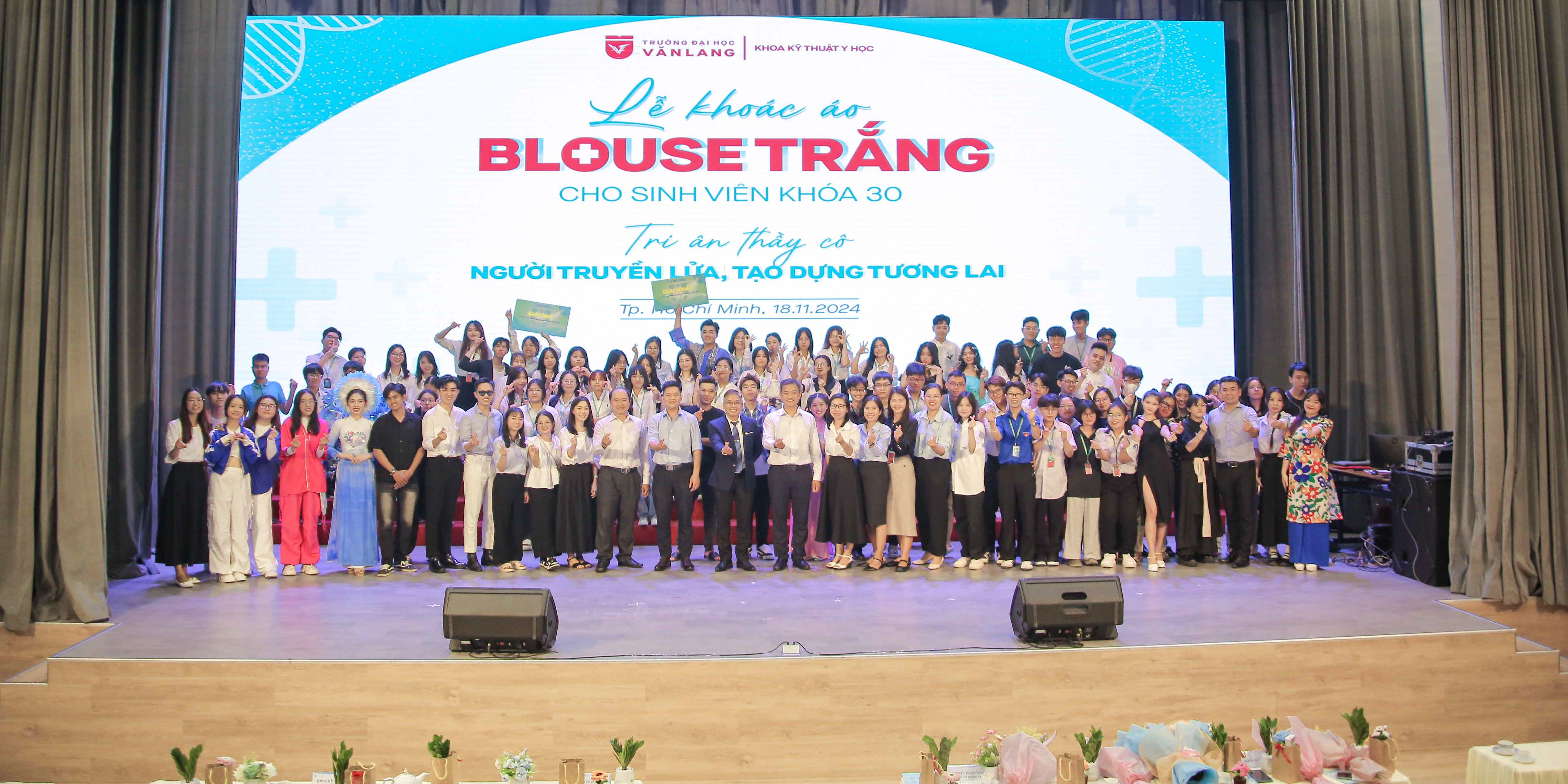 khoa-ky-thuat-y-hoc-to-chuc-le-khoac-ao-blouse-trang-va-tri-an-thay-co-nguoi-truyen-lua-tao-dung-tuong-lai-j.jpg