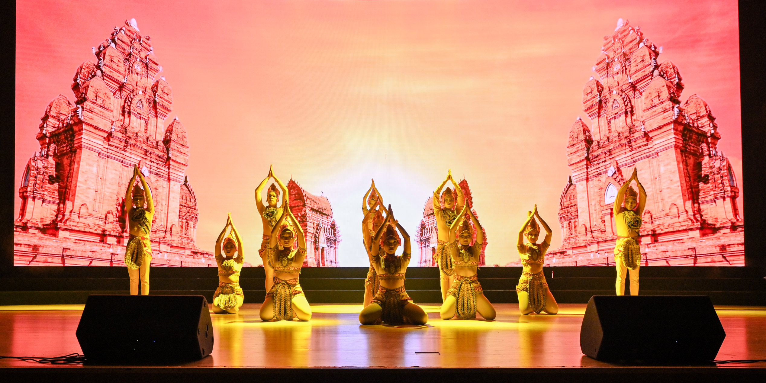 lang-nghe-am-vang-mien-thap-nang-kham-pha-net-dep-van-hoa-truyen-thong-cham-pa-a.jpg