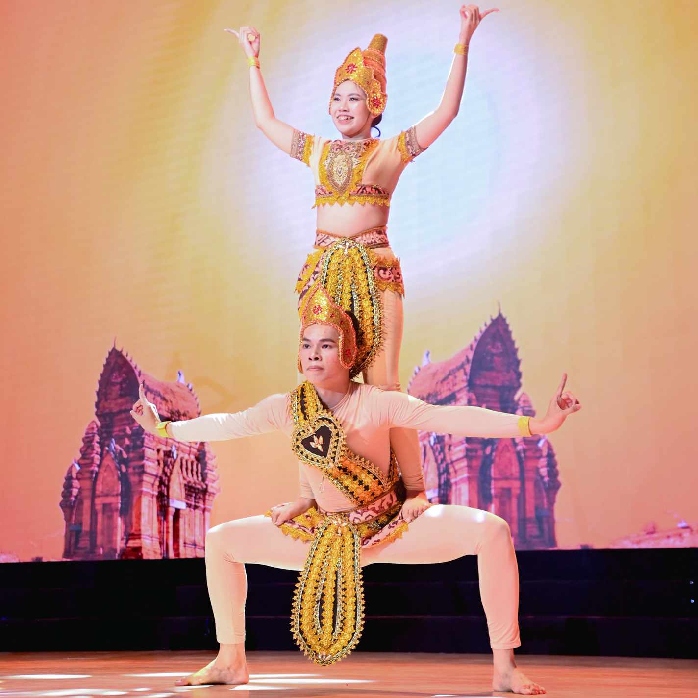 lang-nghe-am-vang-mien-thap-nang-kham-pha-net-dep-van-hoa-truyen-thong-cham-pa-b.jpg