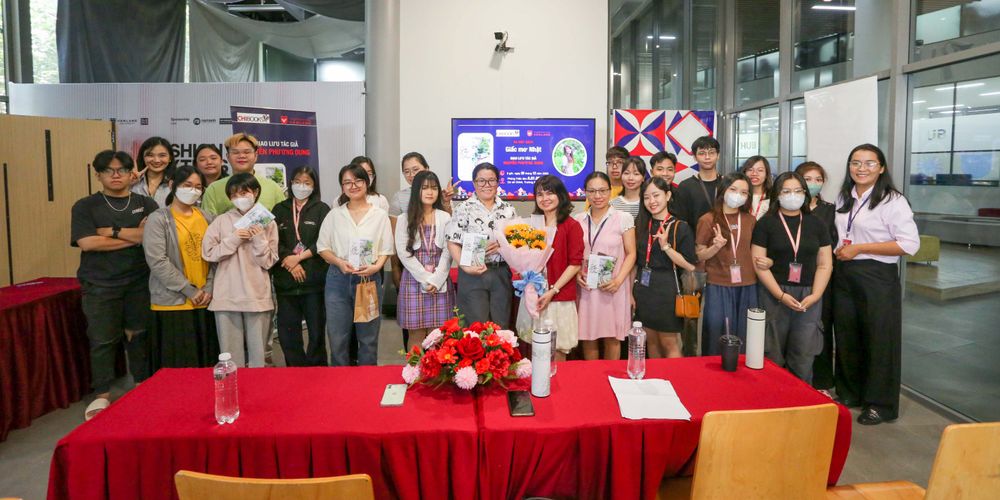 large_vlu_sinh_vien_nganh_van_hoc_giao_luu_cung_tac_gia_nguyen_phuong_dung_d_aa375c880f.jpg