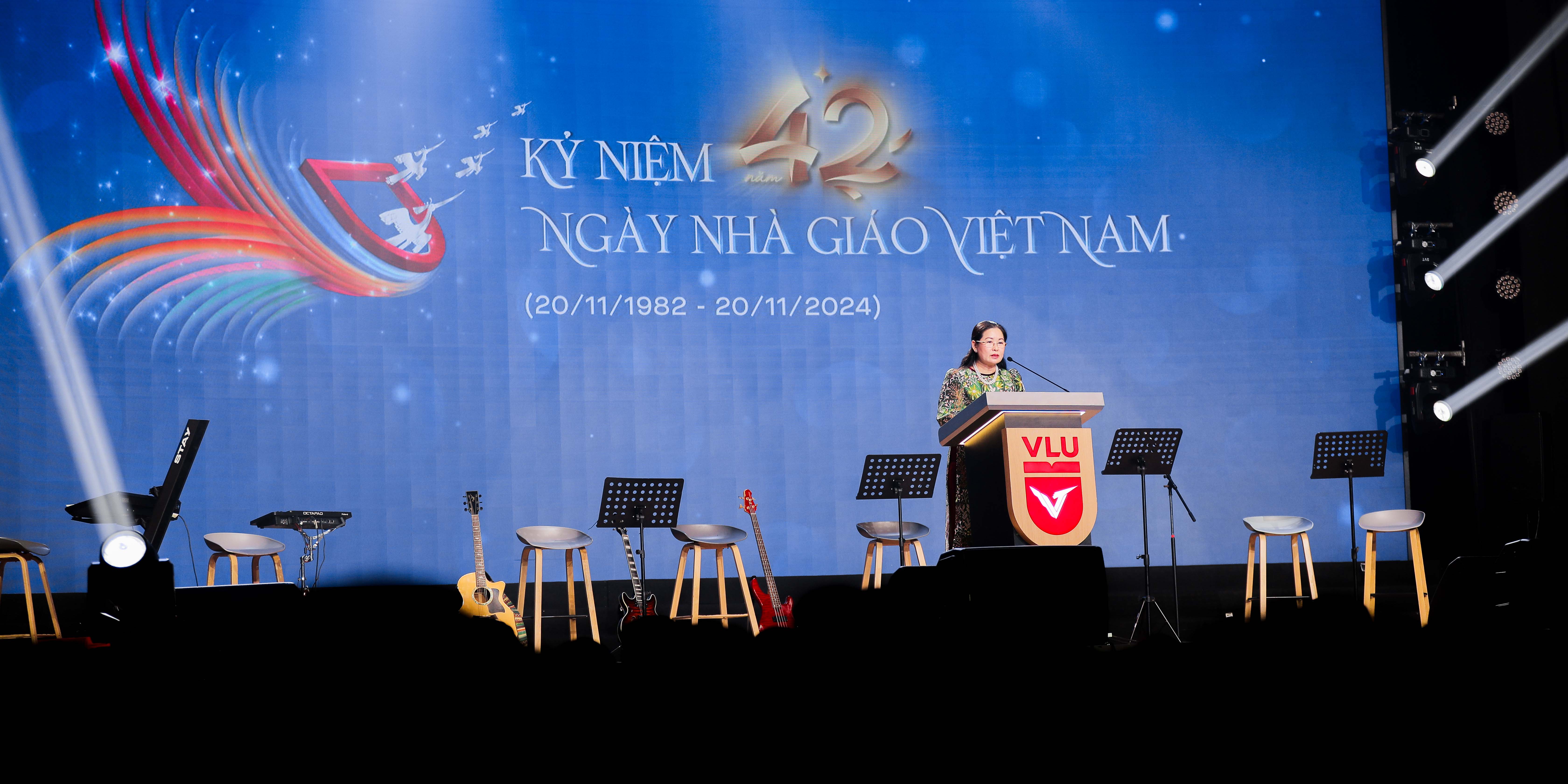 le-ky-niem-42-nam-ngay-nha-giao-viet-nam-ton-vinh-su-cong-hien-cua-cac-thay-co-vlu-c.jpg