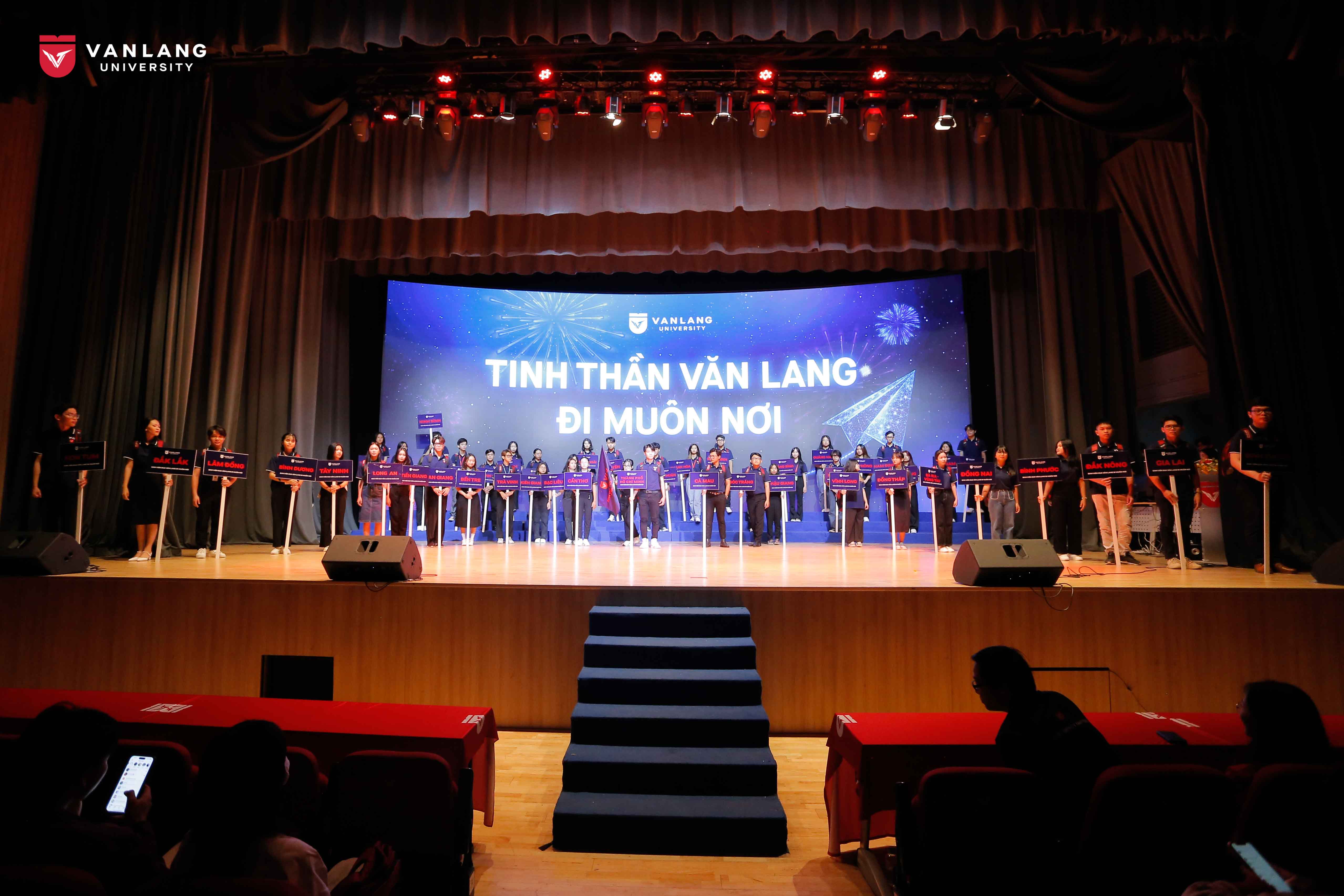 le-ra-quan-sinh-vien-dua-vlu-di-muon-noi-c.jpg