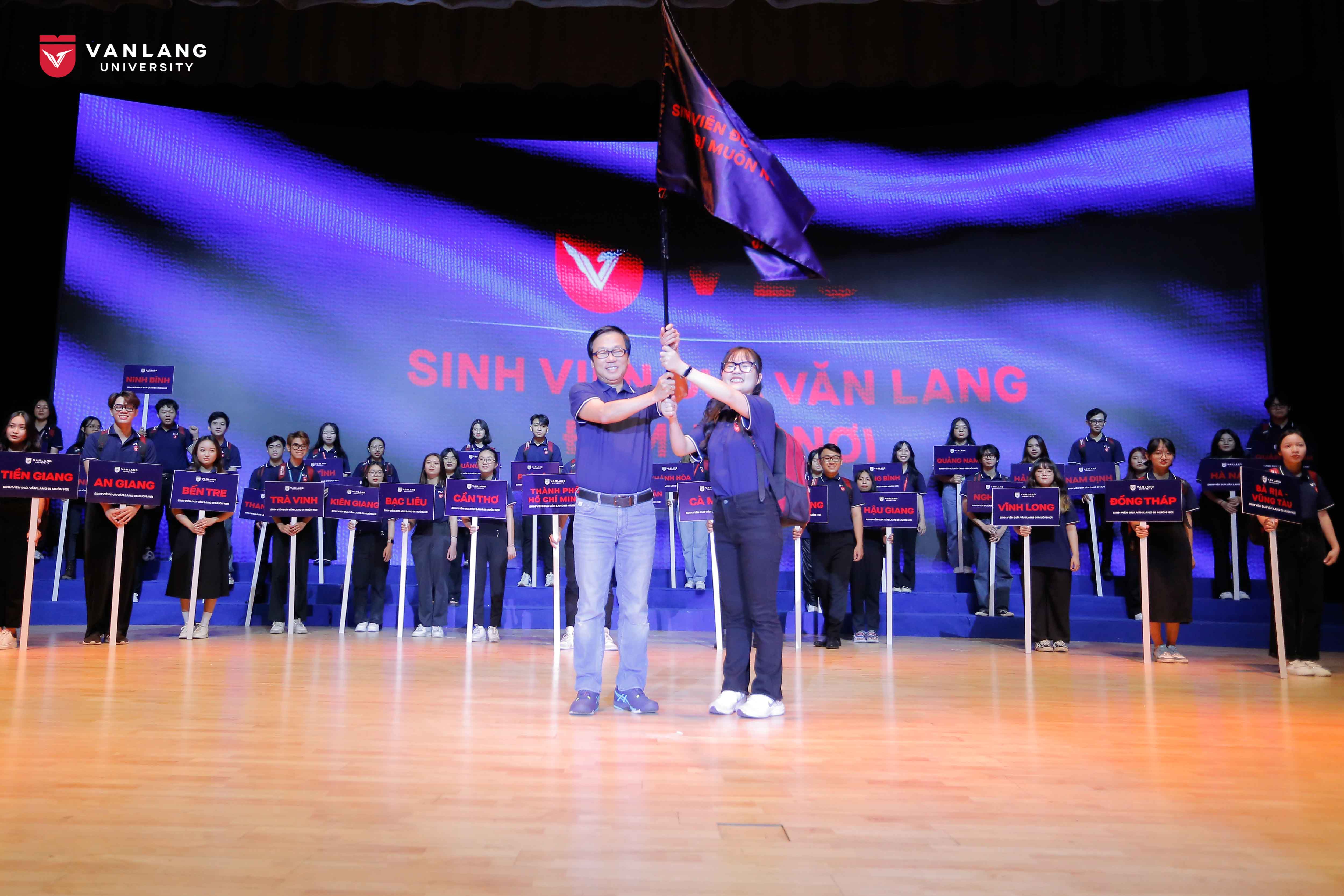 le-ra-quan-sinh-vien-dua-vlu-di-muon-noi-e.jpg