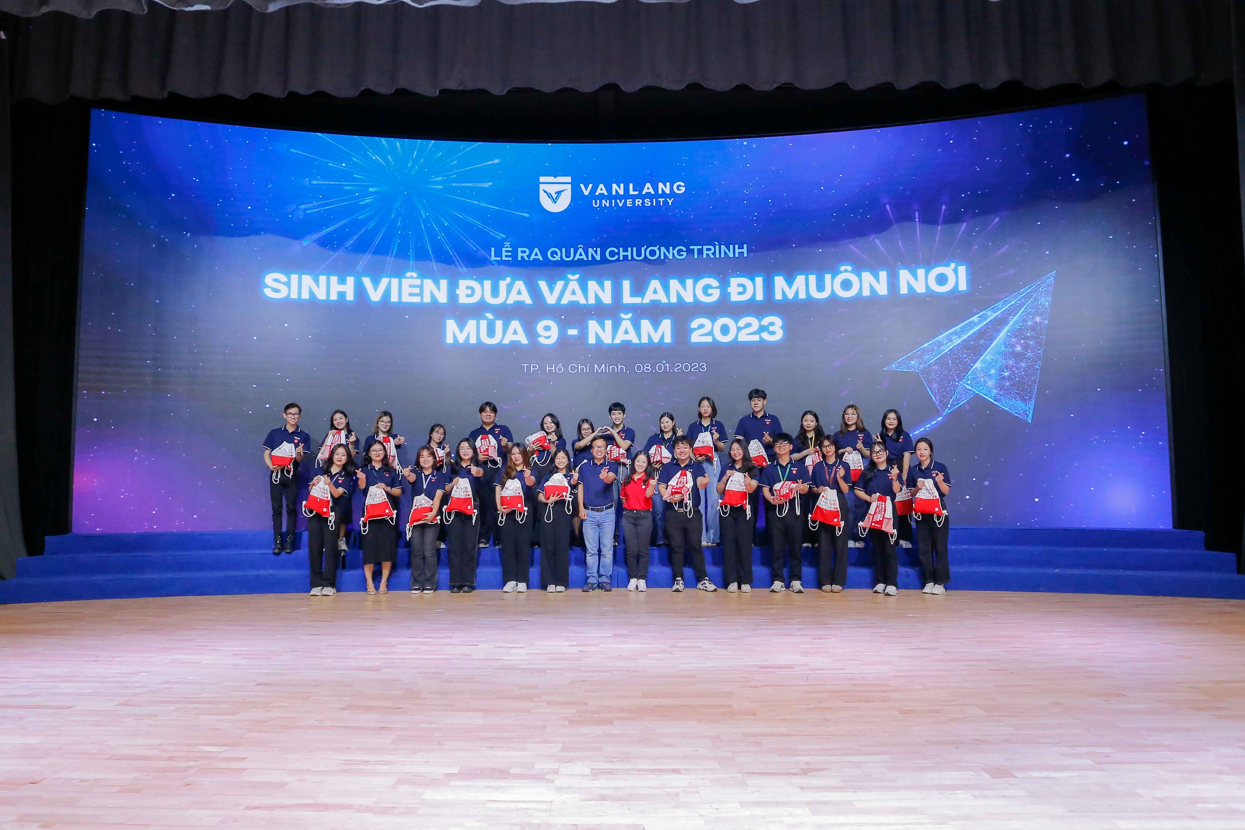 le-ra-quan-sinh-vien-dua-vlu-di-muon-noi-f.jpg