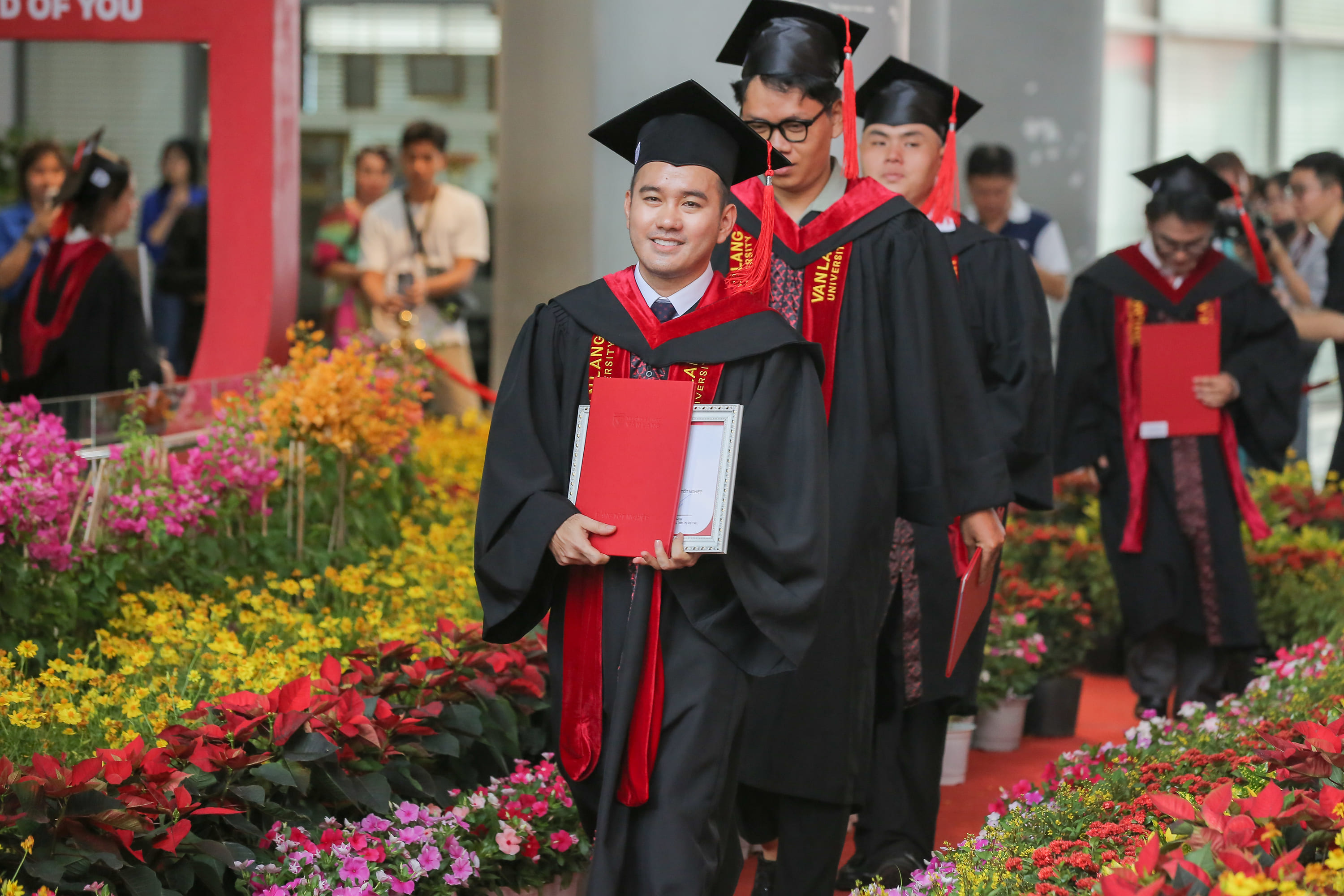le-tot-nghiep-dai-hoc-cao-hoc-nam-2025-toi-chon-van-lang-hanh-trinh-xung-dang-f.jpg