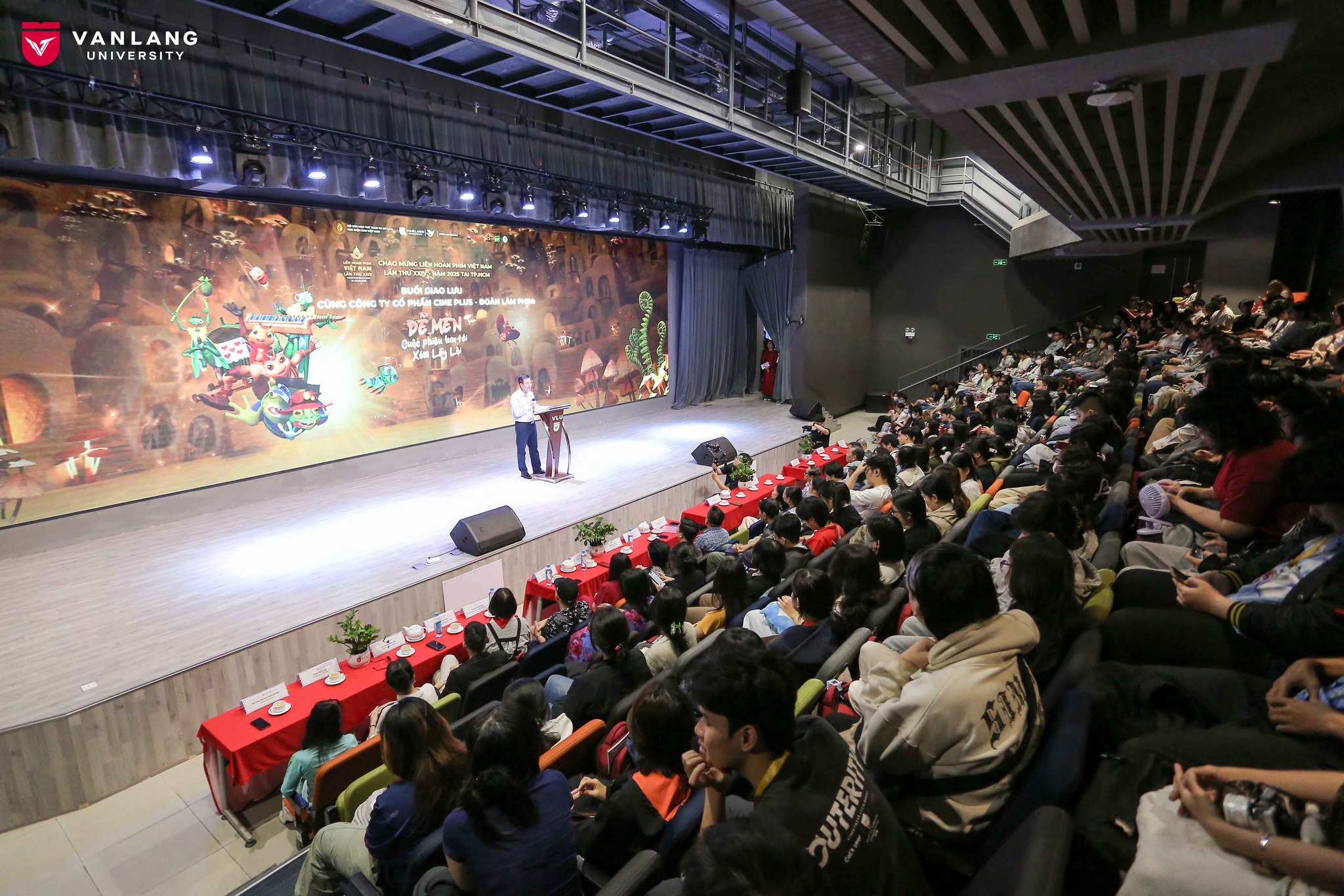 learning-from-de-men-vlu-students-explore-the-narrative-economy-b.jpg