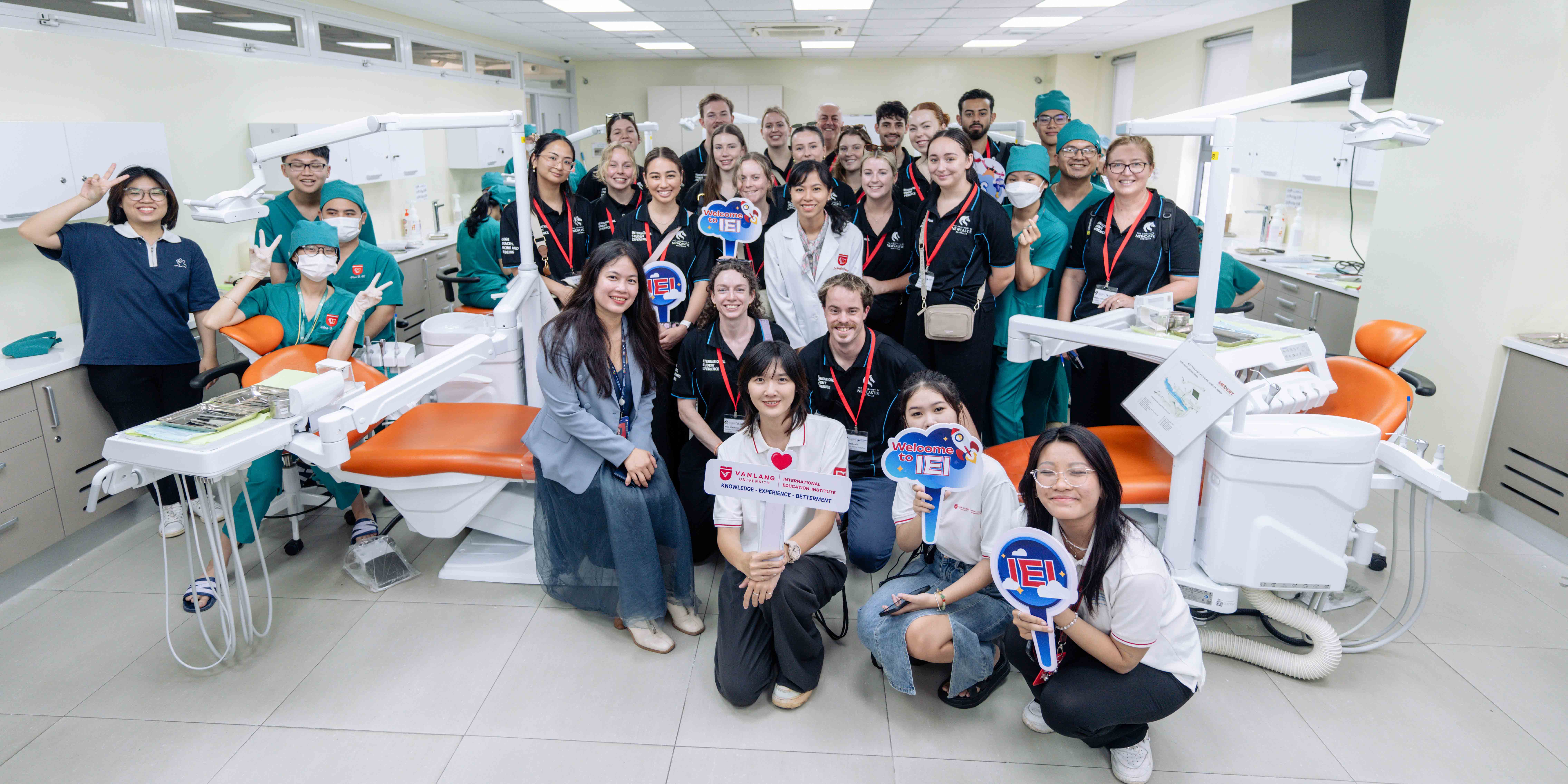 mot-ngay-tham-quan-vlu-day-thu-vi-cua-doan-sinh-vien-y-khoa-dai-hoc-newcastle-uc-b.jpg