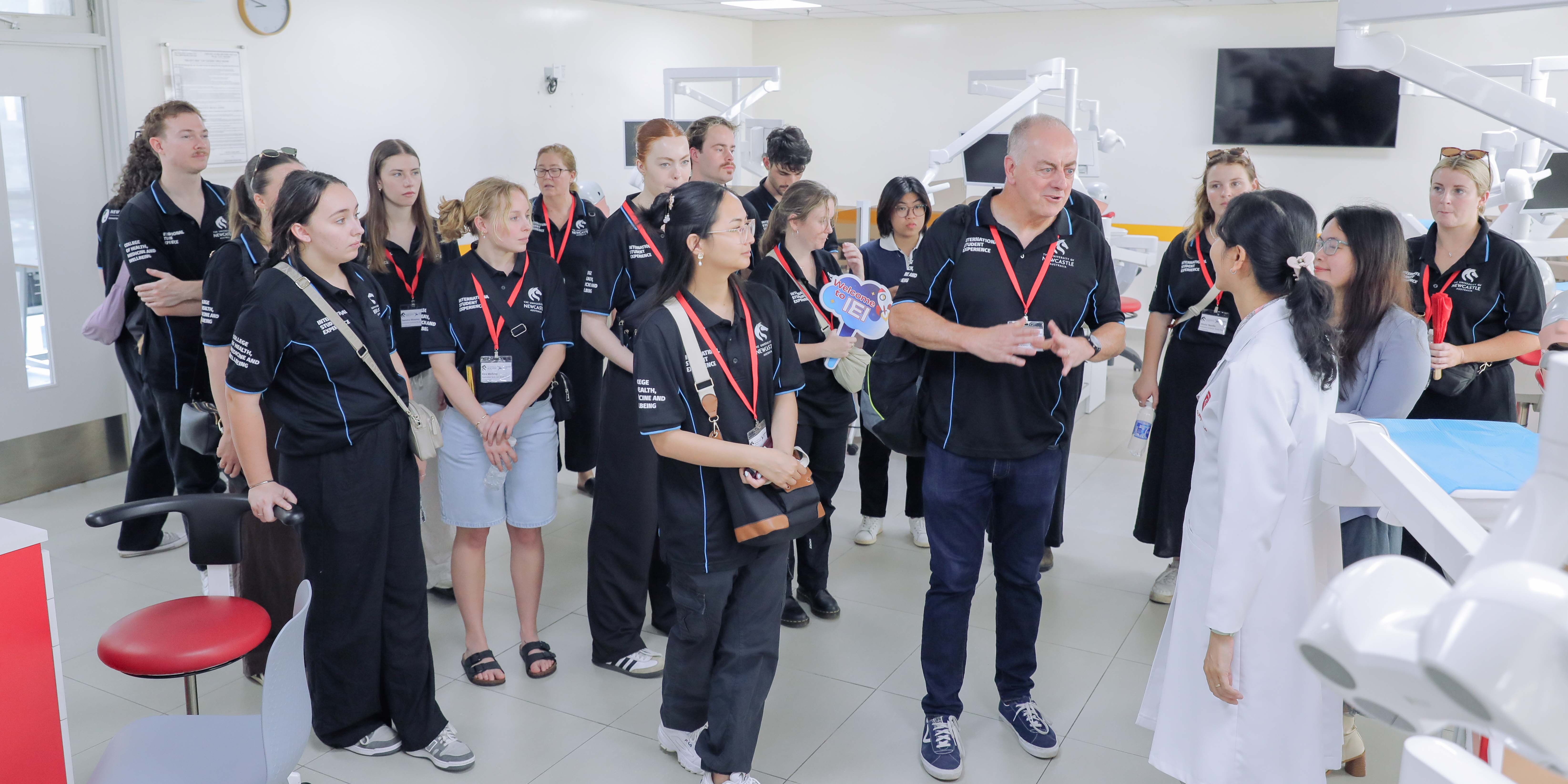 mot-ngay-tham-quan-vlu-day-thu-vi-cua-doan-sinh-vien-y-khoa-dai-hoc-newcastle-uc-c.jpg