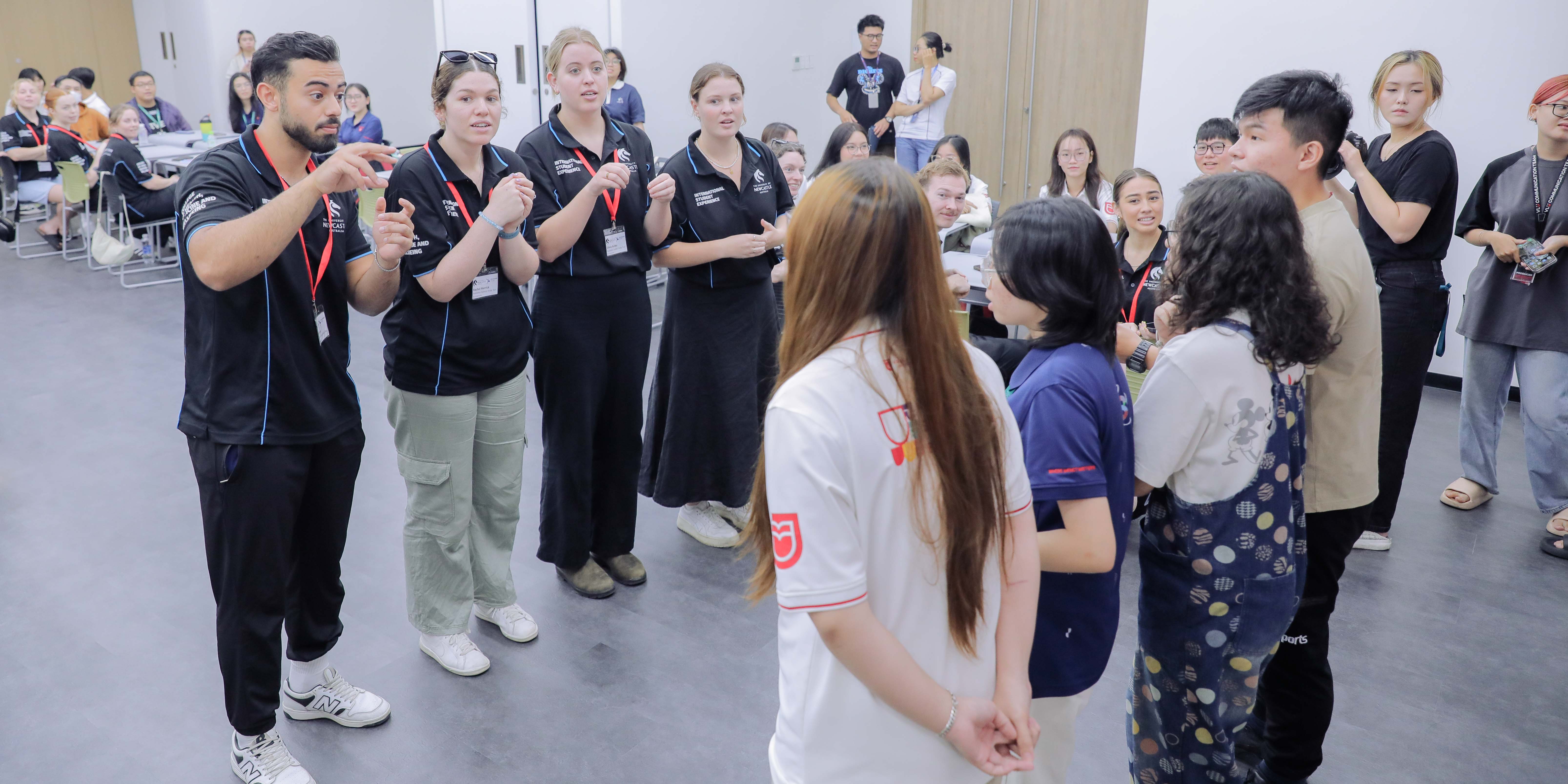 mot-ngay-tham-quan-vlu-day-thu-vi-cua-doan-sinh-vien-y-khoa-dai-hoc-newcastle-uc-j.jpg