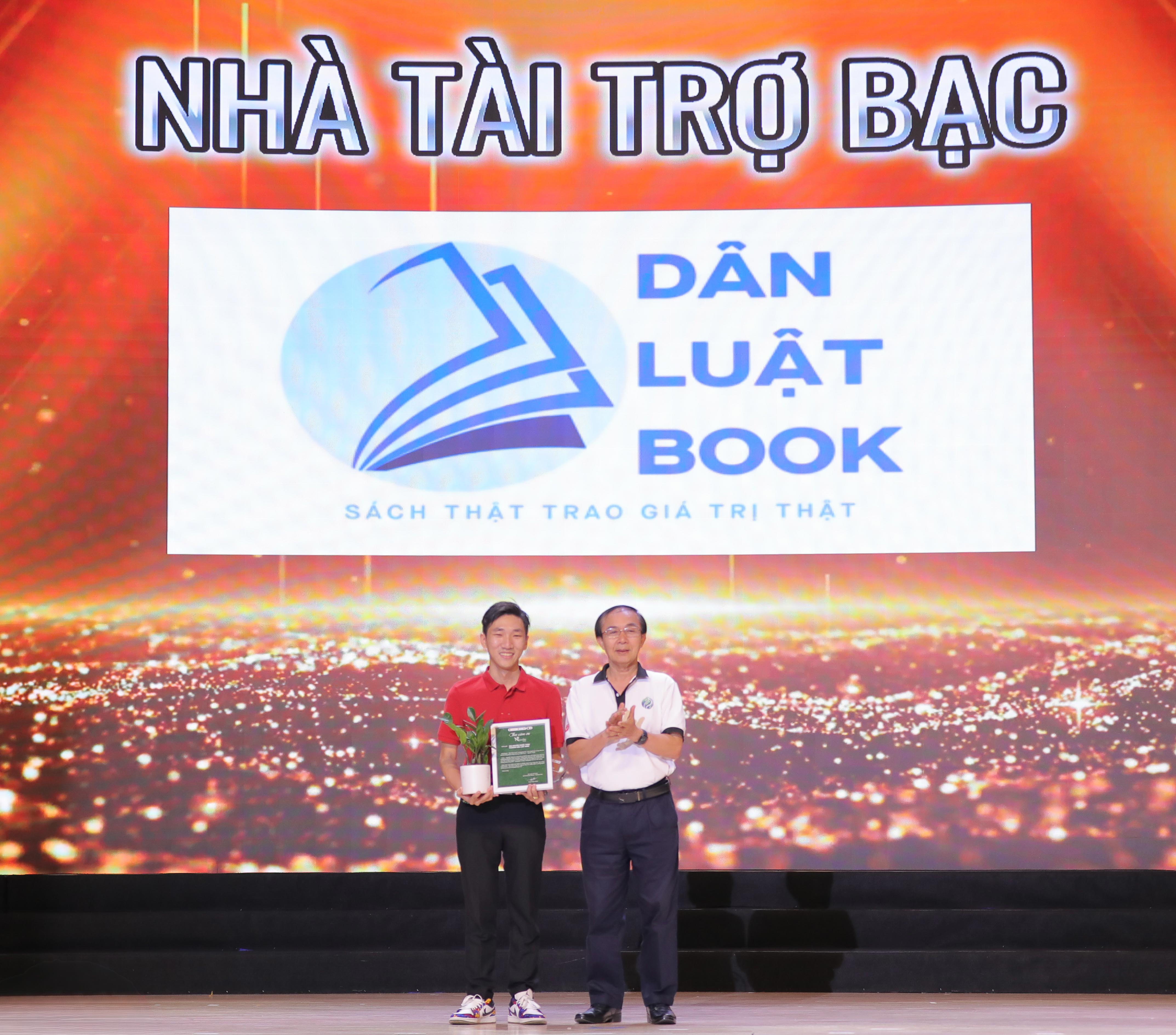 sai-canh-chim-lac-hanh-trinh-tu-tu-duy-phap-ly-den-ban-linh-lam-chu-thuong-hieu-sach-1-c.jpg