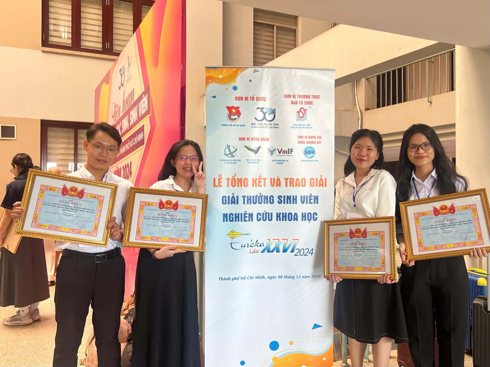 sai-canh-chim-lac:-khat-khao-tim-kiem-giai-phap-sinh-hoc-thay-the-khang-sinh-den-dau-an-tai-dau-truong-hoc-thuat-eureka-2024-e.jpg