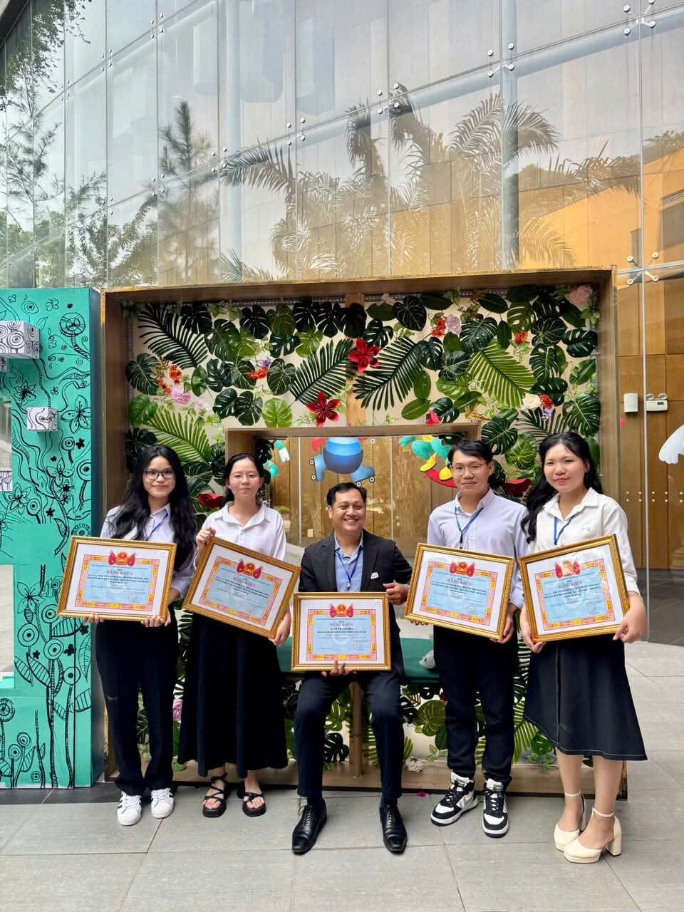 sai-canh-chim-lac:-khat-khao-tim-kiem-giai-phap-sinh-hoc-thay-the-khang-sinh-den-dau-an-tai-dau-truong-hoc-thuat-eureka-2024-f.jpg